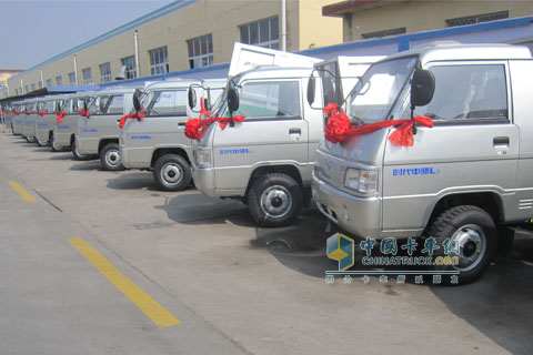 4月20日沁源縣首批9臺(tái)密閉式垃圾車(chē)發(fā)車(chē)現(xiàn)場(chǎng)