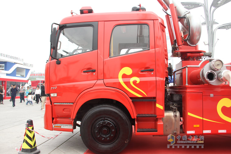 東風(fēng)天龍消防車亮相國(guó)際消防車展