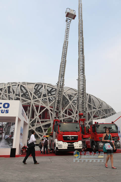 配備德國(guó)曼底盤的云梯消防車