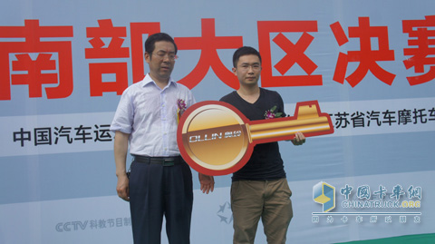 福田汽車集團(tuán)奧鈴事業(yè)本部副本部長、營銷公司經(jīng)理何增禮先生為大客戶交付金鑰匙