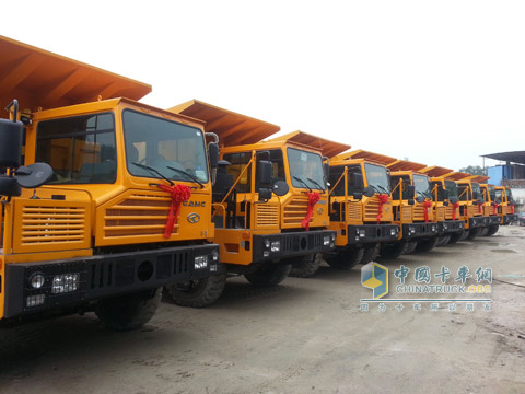 搭載中國重汽發(fā)動(dòng)機(jī)的礦山自卸卡車