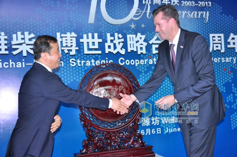 濰柴動力股份有限公司執(zhí)行總裁張泉先生（左）與博世汽車柴油系統(tǒng)事業(yè)部總裁Markus Heyn先生（右）在慶典上交換禮物