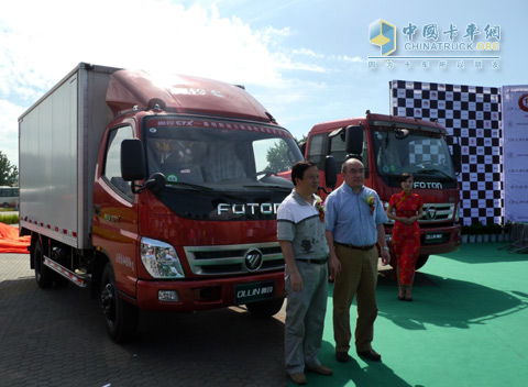 湖北省交通廳物流發(fā)展局副局長邵邁和康明斯中國福田業(yè)務關系總監(jiān)何磊為奧鈴CTX康明斯動力國Ⅳ產品揭幕