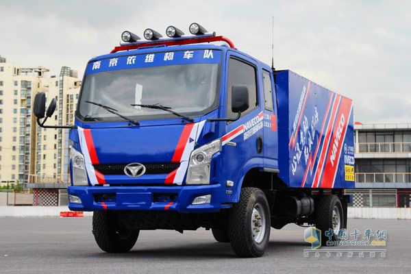 南京依維柯高端輕卡超越--2013中國(guó)越野拉力賽參賽車