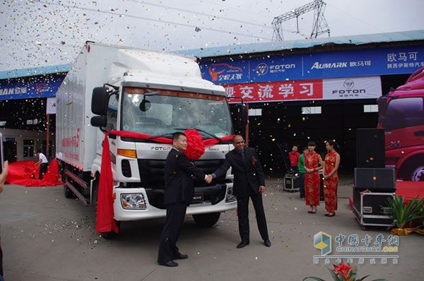 福田歐馬可領(lǐng)導與康明斯領(lǐng)導在新品前合影