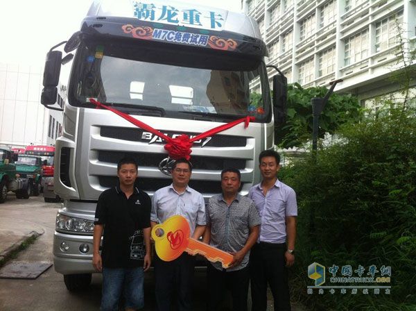 交車儀式現(xiàn)場(chǎng)（左一司機(jī)，左二車之彩公司汪經(jīng)理，右一圣為達(dá)程總、右二車之彩銷售）