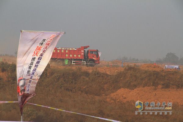 福田瑞沃極限挑戰(zhàn)賽冠軍角逐 卡車(chē)極限秀