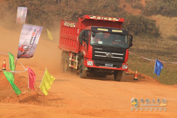 福田瑞沃極限挑戰(zhàn)賽冠軍角逐 卡車(chē)極限秀