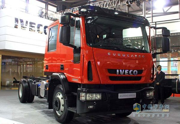 依維柯EuroCargo四門(mén)雙排座消防車(chē)底盤(pán)