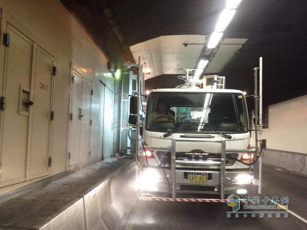 借助裝配艾里遜產(chǎn)品的日野卡車，悉尼港隧道的運(yùn)營(yíng)公司對(duì)悉尼市最繁忙干道之一的海港隧道進(jìn)行定期清潔