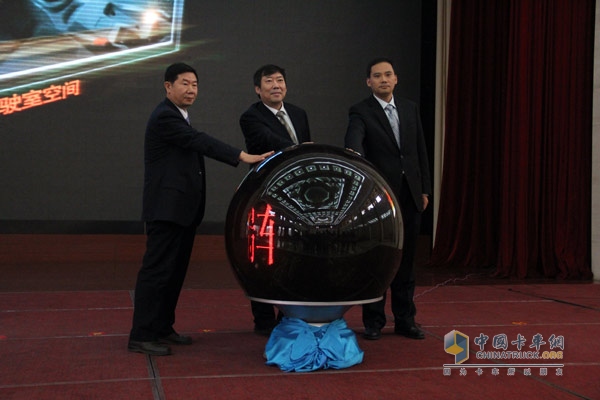 中國(guó)重汽2014輕卡商務(wù)會(huì) 康明斯、曼高端輕亮相