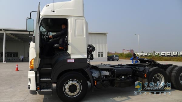 記者試駕廣汽日野國(guó)四牽引車(chē)