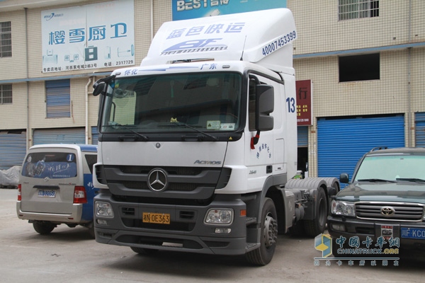 藍色快運采購的奔馳Actros2641牽引車