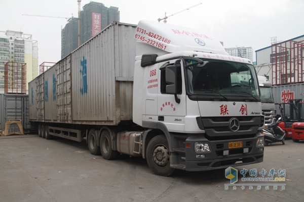 在不斷擴大車隊規(guī)模的同時藍色快運還與其他企業(yè)共同運營專線運輸