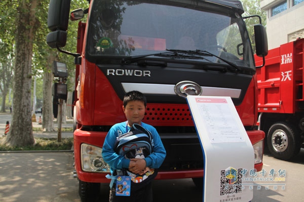 背著愛(ài)心書包的卡車司機(jī)孩子