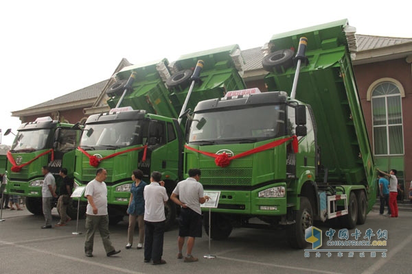用戶參觀室外擺放的解放J6P國(guó)四智能渣運(yùn)車新品