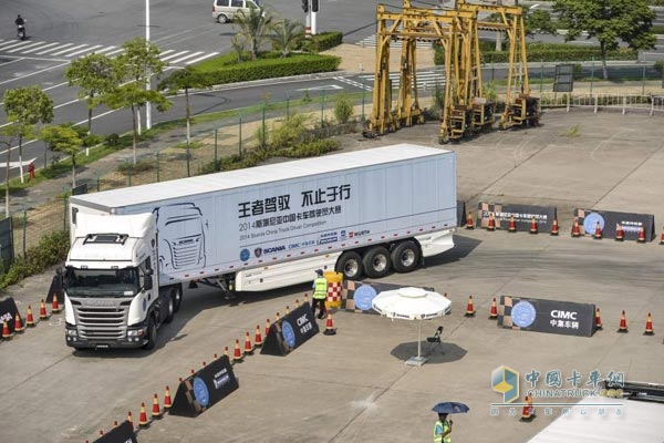 駕駛員正在進(jìn)行“Z形路倒車賽”項(xiàng)目比賽