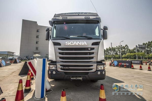 駕駛員正在進(jìn)行“精準(zhǔn)碰樁及定位停車賽”項(xiàng)目比賽