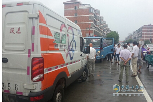 超越C300舞臺宣傳車展開就是舞臺，簡單的演出游刃有余