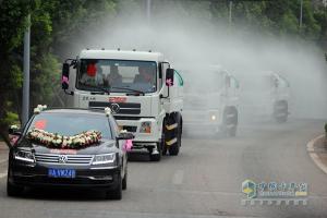 12輛東風環(huán)衛(wèi)車迎親車隊 開啟一場浪漫的婚禮 