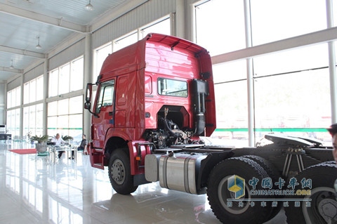 中國(guó)重汽 HOWO 6×2后提升式牽引車