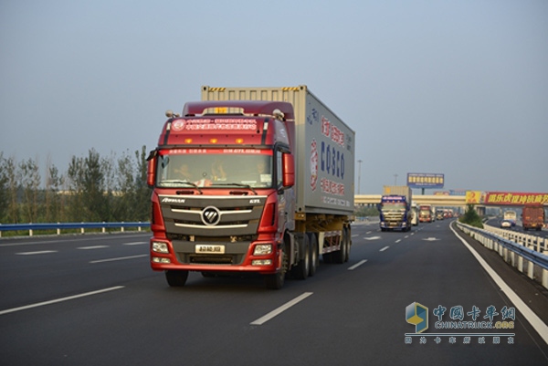 行駛在江蘇-河南G30國道上的絲綢之路國家卡車集結賽車隊