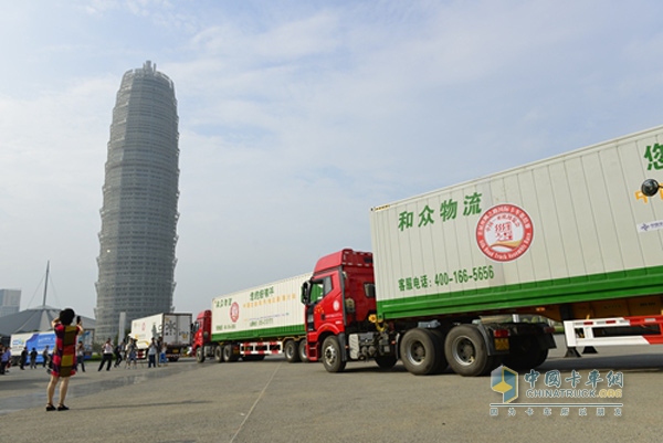 絲綢之路國際卡車集結賽車隊從鄭州出發(fā)前往西安