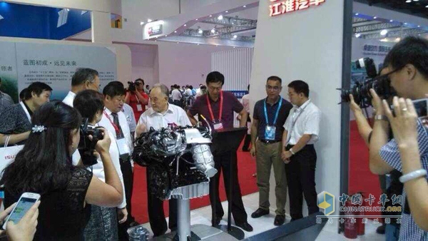 原機械工業(yè)部部長何光遠視察指導江淮發(fā)動機展臺