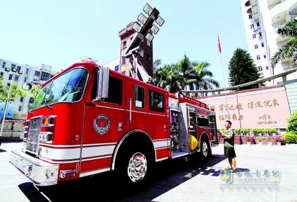 福建石獅引進(jìn)美制消防車(chē)