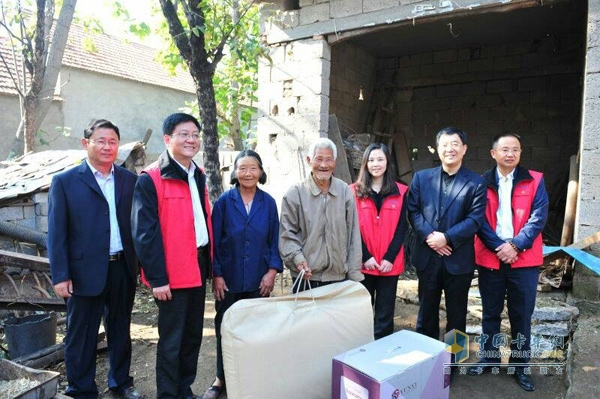 南京依維柯躍進(jìn)品牌總監(jiān)張陵與山東省臨沂市沂水縣人民政府王副縣長(zhǎng)為“中國(guó)躍進(jìn)品牌第一村”揭幕