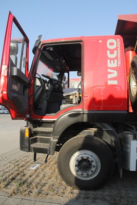 上汽依維柯紅巖 杰獅C100 6X4國(guó)四自卸車(chē)