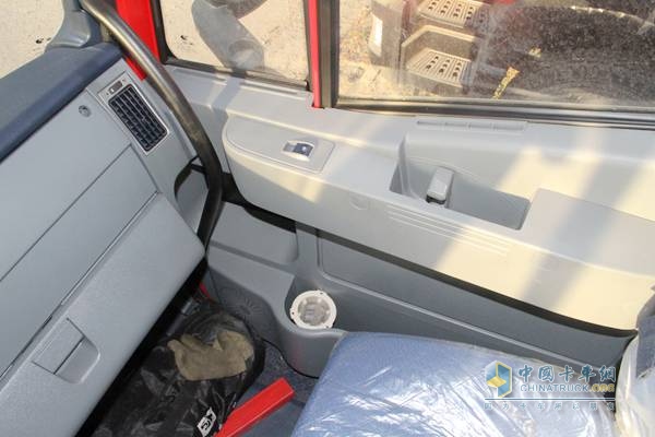 上汽依維柯紅巖 杰獅C100 6X4國(guó)四自卸車(chē)