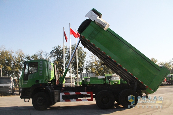 上汽依維柯紅巖 新金剛 濰柴336馬力 智能渣土車(chē)