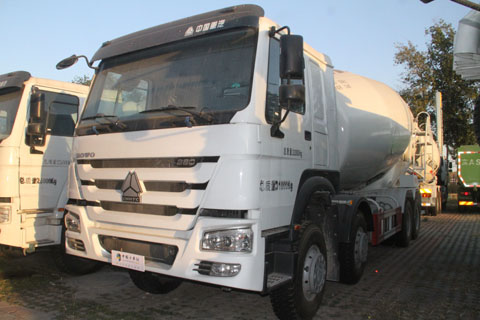 中國(guó)重汽攪拌車正面
