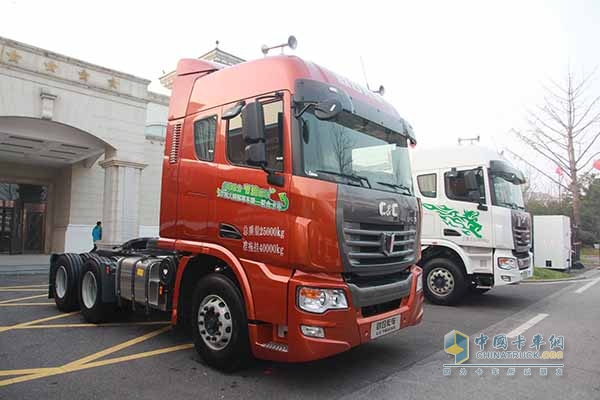 聯(lián)合卡車(chē) 玉柴350馬力 6X2 國(guó)四牽引車(chē)