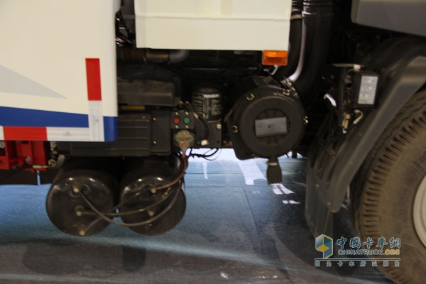 廣州車展:東風柳汽霸龍M7牽引車帶頭 注重專用車市場
