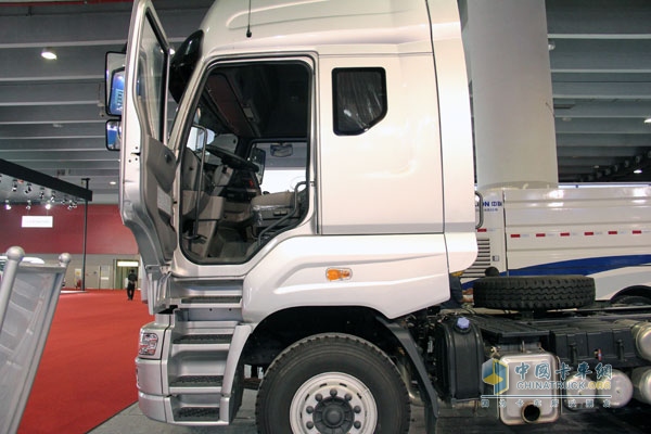 廣州車展:東風柳汽霸龍M7牽引車帶頭 注重專用車市場