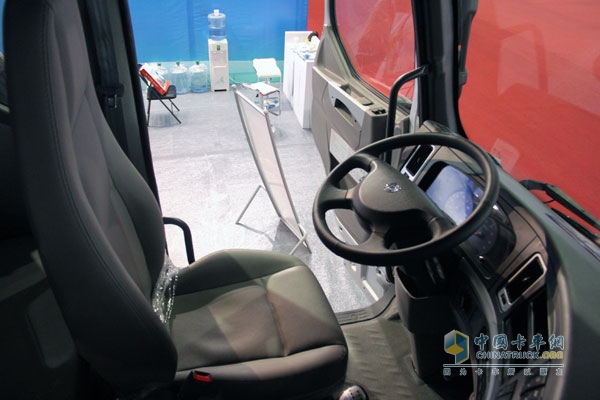 廣州車展:東風柳汽霸龍M7牽引車帶頭 注重專用車市場