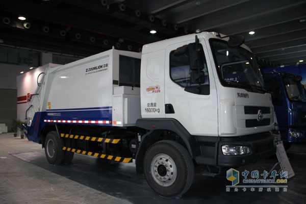 廣州車展:東風柳汽霸龍M7牽引車帶頭 注重專用車市場