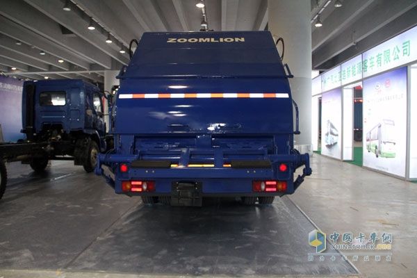 廣州車展:東風柳汽霸龍M7牽引車帶頭 注重專用車市場