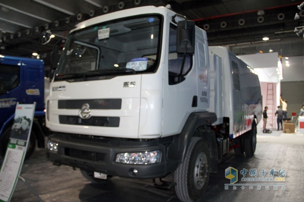 廣州車展:東風柳汽霸龍M7牽引車帶頭 注重專用車市場