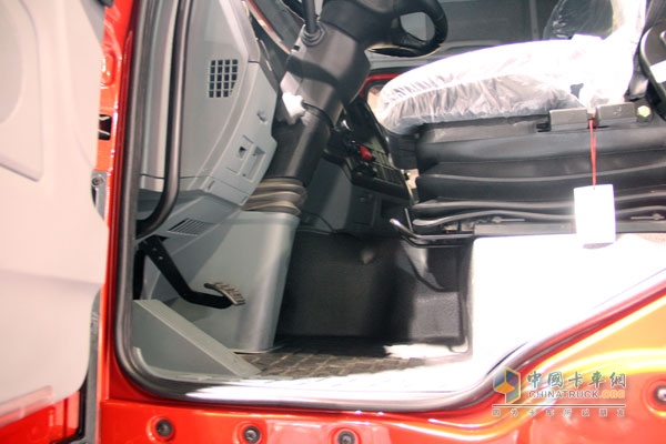 廣州車展；陜汽重卡攜德龍牽引車和智能渣土車亮相