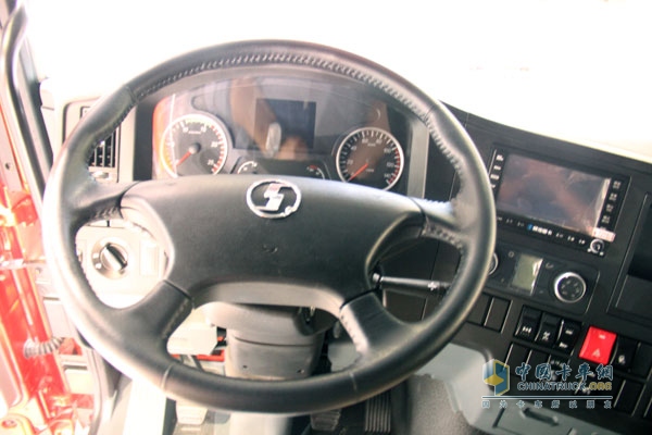廣州車展；陜汽重卡攜德龍牽引車和智能渣土車亮相