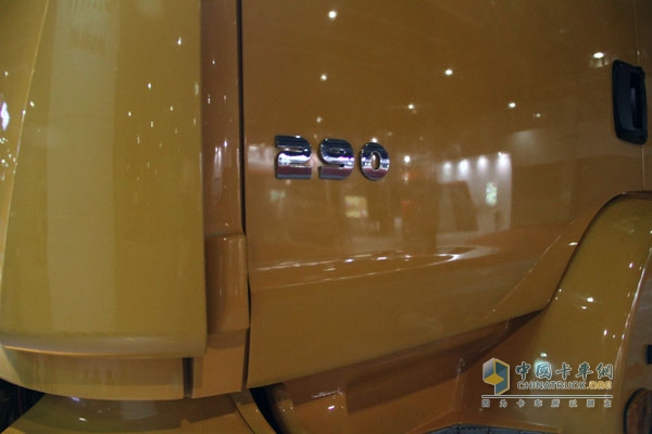 廣州車展；陜汽重卡攜德龍牽引車和智能渣土車亮相