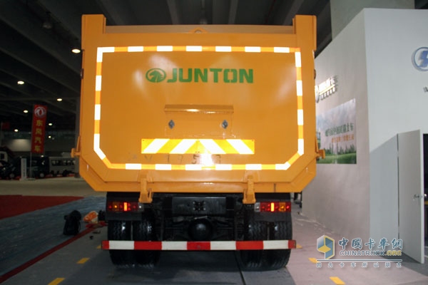 廣州車展；陜汽重卡攜德龍牽引車和智能渣土車亮相