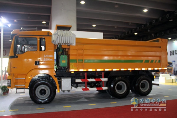 廣州車展；陜汽重卡攜德龍牽引車和智能渣土車亮相