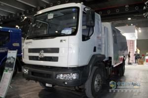 廣州車展:東風柳汽霸龍M7牽引車帶頭 注重專用車市場