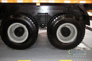 廣州車展；陜汽重卡攜德龍牽引車和智能渣土車亮相