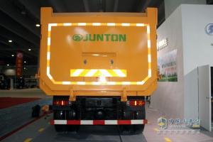 廣州車展；陜汽重卡攜德龍牽引車和智能渣土車亮相