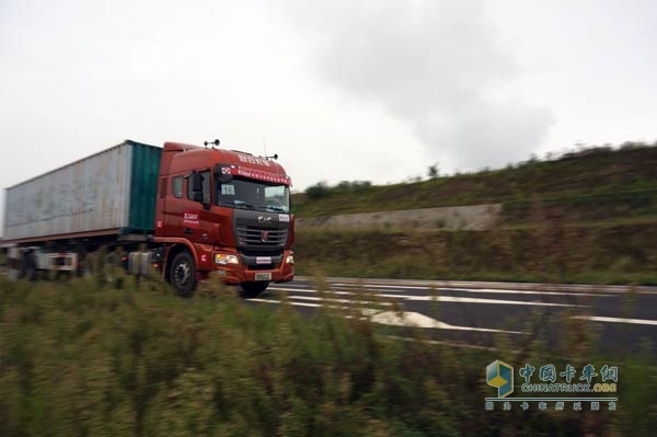 聯(lián)合卡車(chē)U420摘得2015年度牽引車(chē)型、年度節(jié)油牽引車(chē)桂冠